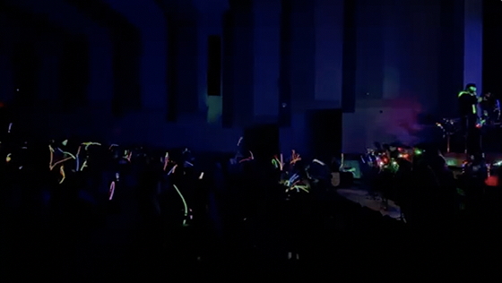 audience glowsticks!