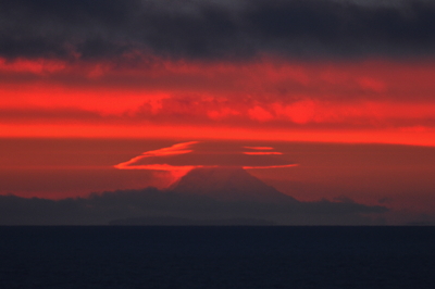 [IMAGE] Lenticular cloud on Mount Rainier at sunrise