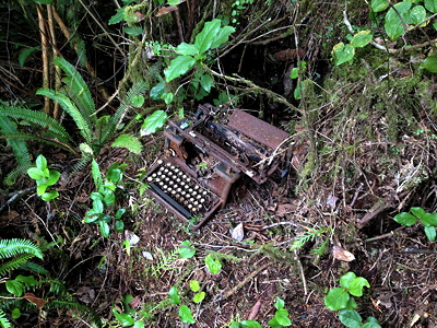 [IMAGE] typewriter